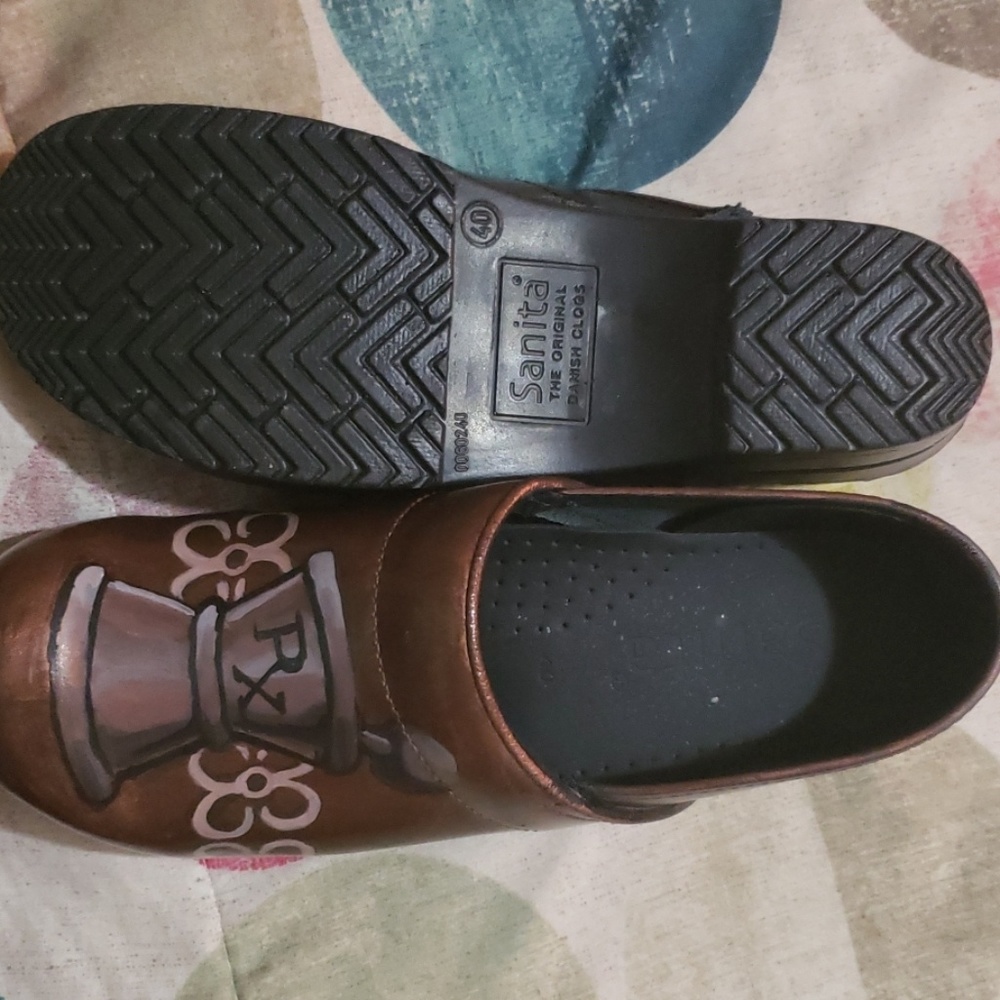 Sanita hand design clogs